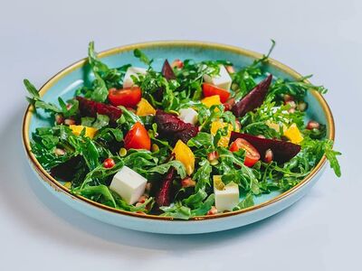 Салат свекольный с рукколой